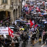 Les manifestants ont défilé en cortège en ville de Fribourg pour dénoncer le Programme d'assainissement des finances de l'Etat (PAFE) visant à économiser 405 millions de francs en trois ans. KEYSTONE/JEAN-CHRISTOPHE BOTT